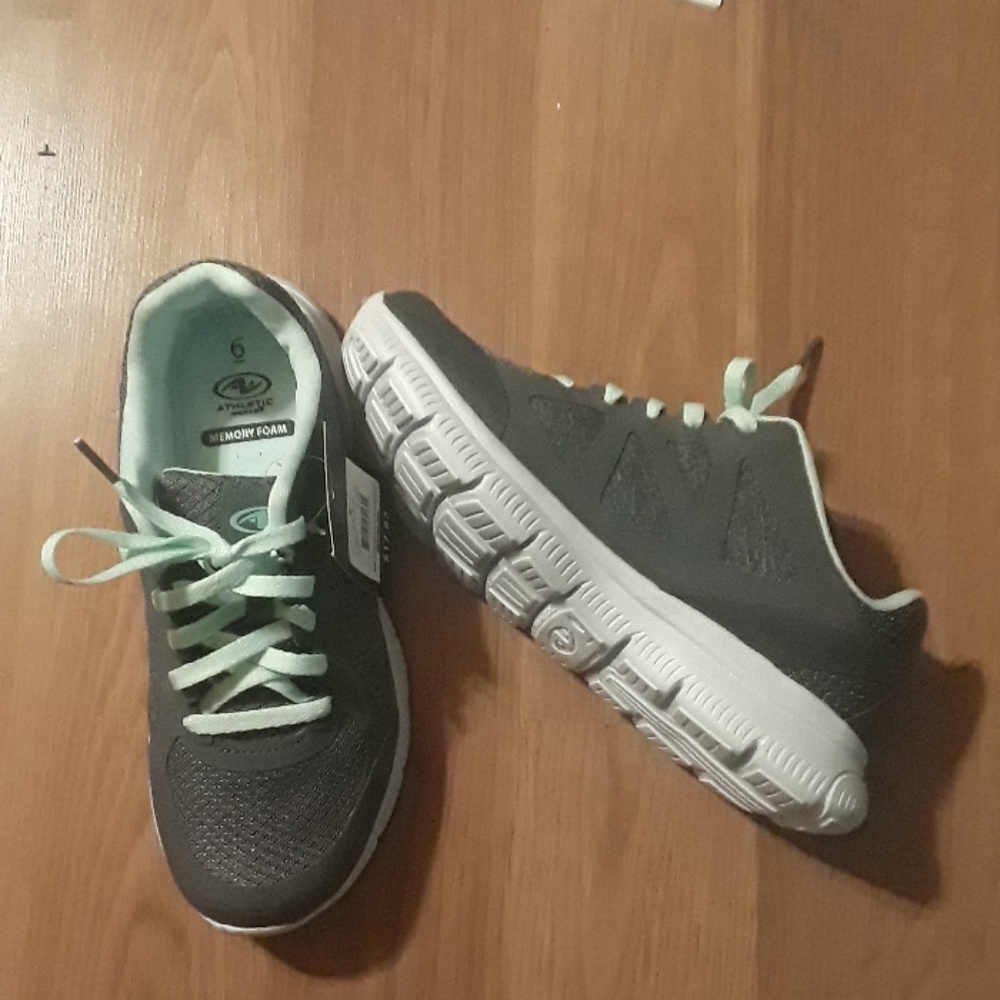Memory foam tennis shoes. Never worn.